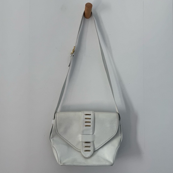 Vintage 1980s white leather shoulder bag with mixed metal hardware - Picture 3 of 9